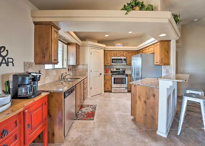 Bright Havasu With New Backyard Oasis! Holiday home
