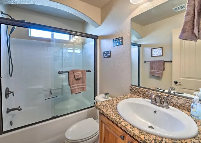 Bright Havasu With New Backyard Oasis! Holiday home
